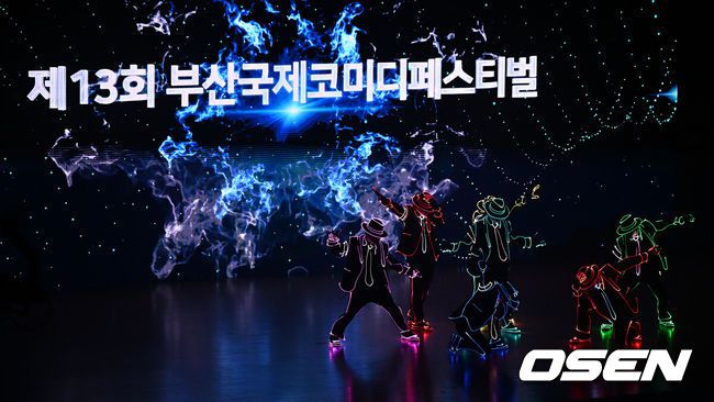 [OSEN=부산, 이석우 기자] 29일 부산  벡스코 오디토리움에서 제13회 부산국제코미디페스티벌(BICF) 개막식이 열렸다. 대한민국 최정상급 개그맨들과 9개국 해외 코미디언, 인기 유튜브 크리에이터들까지 100여명이 넘는 코미디언들을 만나볼 수 있다.제13회 부산국제코미디페스티벌(BICF) 개막식 축하 공연이 열리고 있다. 2025.08.29 / foto0307@osen.co.kr