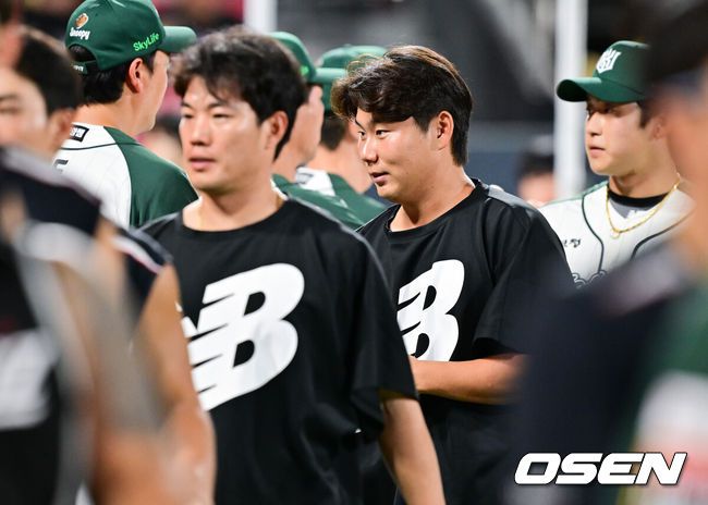 [OSEN=수원, 박준형 기자] 프로야구 KT 위즈가KIA 타이거즈를 꺾고 전날 패배를 설욕했다.KT는 30일 수원 KT위즈파크에서 열린 2025 KBO리그KIA와 경기에서 8-2로 승리했다.경기종료 후 데뷔 첫 선발승 거둔 KT 문용익이 코칭스태프의 축하를 받고 있다.   2025.08.30 / soul1014@osen.co.kr