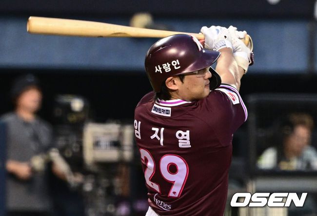 [OSEN=잠실, 조은정 기자]31일 오후 서울 잠실구장에서 ‘2025 신한 SOL Bank KBO리그’ LG 트윈스와 키움 히어로즈의 경기가 열렸다.홈팀 LG는 손주영, 방문팀 키움은 알칸타라를 선발로 내세웠다.4회초 2사 2,3루 키움 임지열이 2타점 2루타를 날리고 있다. 2025.08.31 /cej@osen.co.kr