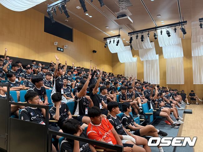 지난 29일부터 인천 서구 하나글로벌캠퍼스에서 ‘OK 읏맨 럭비 아카데미’가 열렸다. OK금융그룹은 31일까지 2박 3일간 전국 10개 학교 럭비 선수와 지도자들 대상으로 실내 강의와 실외 교육을 준비했다. / OSEN DB