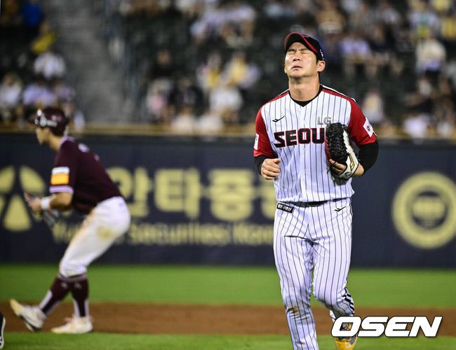 [OSEN=잠실, 조은정 기자]31일 오후 서울 잠실구장에서 ‘2025 신한 SOL Bank KBO리그’ LG 트윈스와 키움 히어로즈의 경기가 열렸다.홈팀 LG는 손주영, 방문팀 키움은 알칸타라를 선발로 내세웠다.9회초 실책을 범한 LG 오지환이 더그아웃으로 향하며 아쉬움을 드러내고 있다. 2025.08.31 /cej@osen.co.kr
