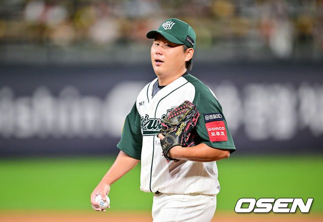 [OSEN=수원, 박준형 기자] 30일 오후 수원KT위즈파크에서 ‘2025 신한 SOL BANK KBO리그’ KT 위즈와 KIA 타이거즈의 경기가 진행됐다.이날 경기에 KT는 문용익(0승 0패)을, KIA는 올러(9승 5패)를 선발투수로 내세웠다. 5회초 2사 KIA 김석환을 내야땅볼로 아웃시킨 KT 선발투수 문용익이 더그아웃으로 들어가고 있다.  2025.08.30 / soul1014@osen.co.kr