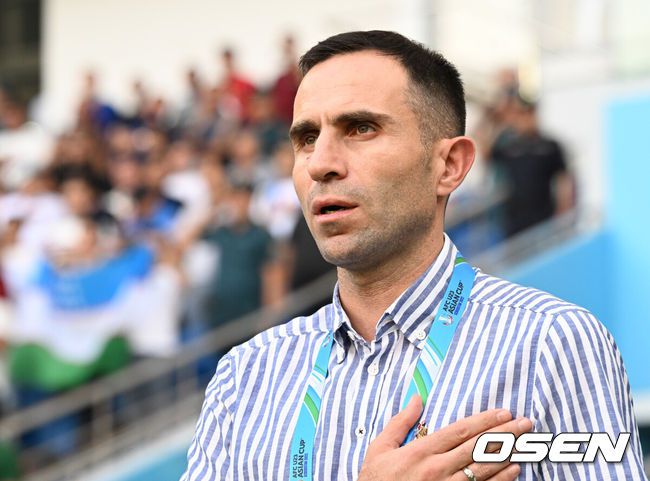 [OSEN=타슈켄트(우즈베키스탄), 조은정 기자]19일 오후(한국시간) 우즈베키스탄 타슈켄트의 분요드코르 스타디움에서 ‘2022 아시아축구연맹(AFC) U23 아시안컵’ 우즈베키스탄과 사우디아라비아의 결승전이 열렸다.경기에 앞서 우즈베키스탄 티무르 카파제 감독이 국가를 부르고 있다. 2022.06.19 /cej@osen.co.kr