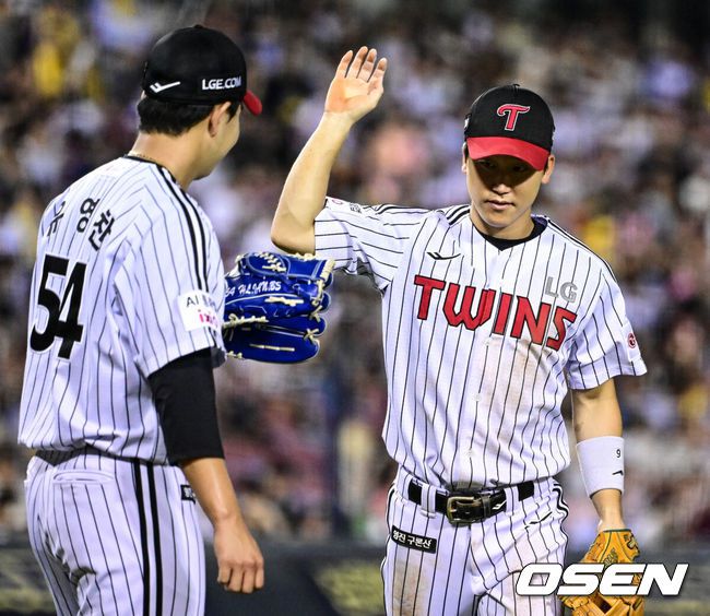 [OSEN=잠실, 조은정 기자]30일 오후 서울 잠실구장에서 ‘2025 신한 SOL Bank KBO리그’ LG 트윈스와 키움 히어로즈의 경기가 열렸다.홈팀 LG는 톨허스트, 방문팀 키움은 박정훈을 선발로 내세웠다.8회초 2사 1,3루 LG 3루수 구본혁이 키움 여동욱의 땅볼을 처리하며 이닝을 끝낸 뒤 유영찬과 하이파이브를 하고 있다. 2025.08.30 /cej@osen.co.kr
