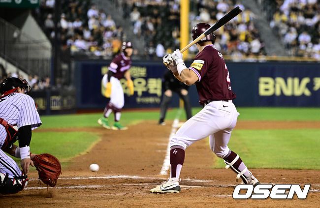 OSEN=잠실, 조은정 기자]프로야구 LG 트윈스가 타석의 폭발과 함께 주말 3연전 1승 1패 균형을 맞췄다.LG는 30일 서울 잠실구장에서 열린 ‘2025 신한은행 SOL Bank KBO리그’ 키움 히어로즈와의 경기에서 6-5로 승리했다. 리그 1위를 달리고 있는 LG는 이날 승리로 2위 한화 이글스에 5.5게임차로 달아났다.9회초 2사 3루 키움 이주형이 LG 유영찬 타구에 몸을 맞고 있다.  2025.08.30 /cej@osen.co.kr