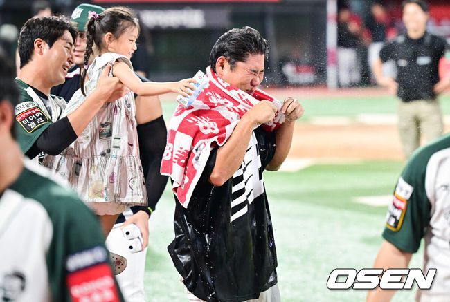 [OSEN=수원, 박준형 기자] 프로야구 KT 위즈가KIA 타이거즈를 꺾고 전날 패배를 설욕했다.KT는 30일 수원 KT위즈파크에서 열린 2025 KBO리그KIA와 경기에서 8-2로 승리했다.경기종료 후 데뷔 첫 선발승 거둔 KT 문용익이 우규민 딸에게 축하 물세례를 받고 있다.   2025.08.30 / soul1014@osen.co.kr