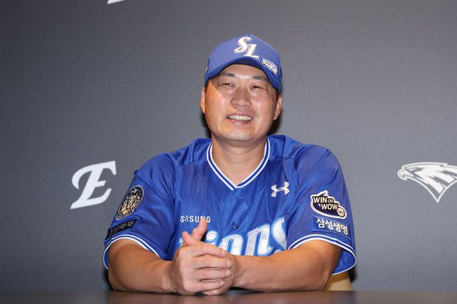 삼성 오승환이 31일 대전에서 은퇴 투어 행사를 마친 뒤 인터뷰를 하며 미소 짓고 있다. /삼성 라이온즈 제공