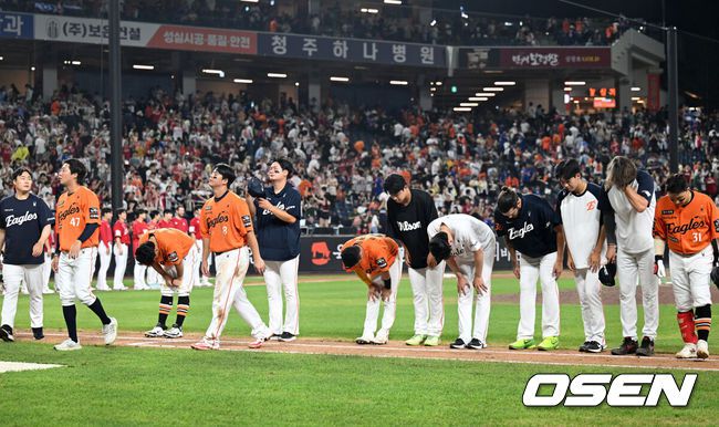 [OSEN=대전, 이대선 기자] 경기 종료 후 한화 선수들이 관중석을 향해 인사를 하고 있다.  2025.08.22 /sunday@osen.co.kr