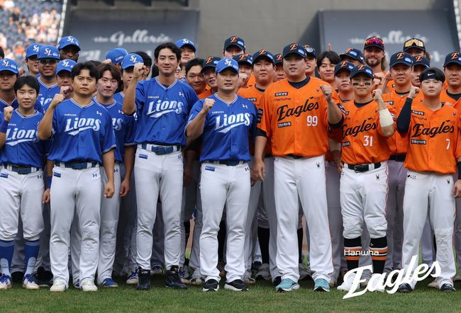 삼성 오승환이 31일 대전 한화생명볼파크에서 은퇴 투어를 가진 뒤 단체 사진을 찍고 있다. /한화 이글스 제공