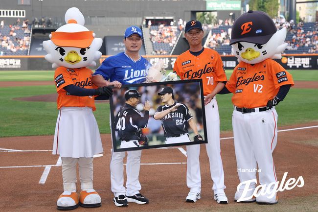 삼성 오승환의 대전 은퇴 투어 행사에 쓰루오가 가즈나리 한화 퓨처스 배터리코치(오른쪽)가 참석해 한신 시절 함께한 기념 액자를 전달하고 있다. /한화 이글스 제공