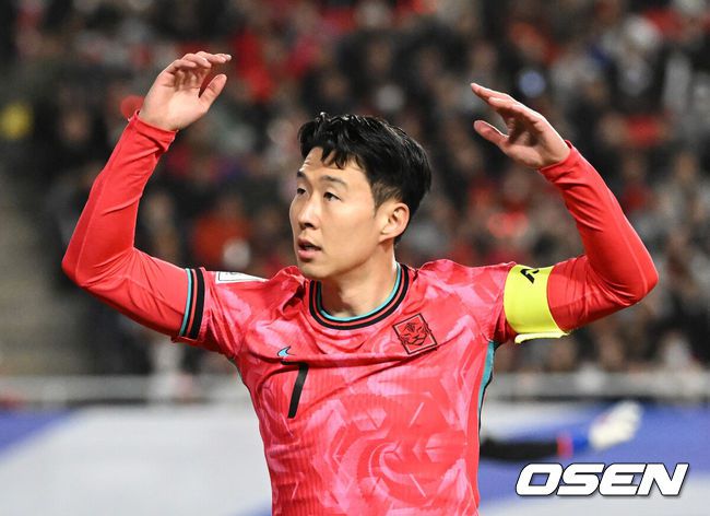 [OSEN=수원, 이대선 기자] 홍명보호가 이번에도 승리하지 못했다. 요르단과 아쉬운 무승부를 거두면서 3경기 연속 승점 1점을 추가하는 데만족해야 했다.홍명보 감독이이끄는 대한민국 축구대표팀은 25일 오후 8시 수원월드컵경기장에서 열린 2026 국제축구연맹(FIFA) 북중미 월드컵 아시아지역 3차 예선 B조 8차전에서 요르단과 1-1로 비겼다.전반 한국 손흥민이 코너킥을 차러 가며 팬들의 환호를 이끌고 있다. 2025.03.25 /sunday@osen.co.kr