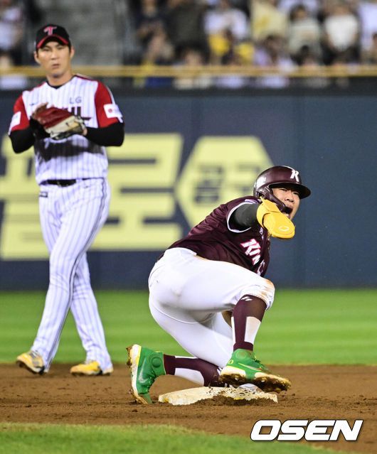 [OSEN=잠실, 조은정 기자]31일 오후 서울 잠실구장에서 ‘2025 신한 SOL Bank KBO리그’ LG 트윈스와 키움 히어로즈의 경기가 열렸다.홈팀 LG는 손주영, 방문팀 키움은 알칸타라를 선발로 내세웠다.9회초 무사 1루 키움 송성문이 2루 도루에 성공한 뒤 원심 아웃 판정에 어필하고 있다. 비디오판독 결과 세이프로 번복됐다. 2025.08.31 /cej@osen.co.kr