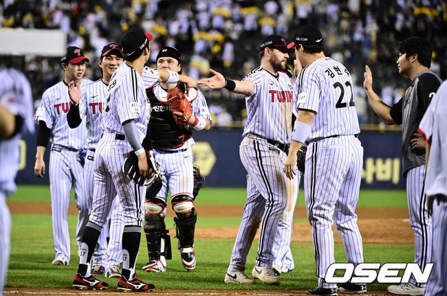 [OSEN=잠실, 조은정 기자]프로야구 LG 트윈스가 타석의 폭발과 함께 주말 3연전 1승 1패 균형을 맞췄다.LG는 30일 서울 잠실구장에서 열린 ‘2025 신한은행 SOL Bank KBO리그’ 키움 히어로즈와의 경기에서 6-5로 승리했다. 리그 1위를 달리고 있는 LG는 이날 승리로 2위 한화 이글스에 5.5게임차로 달아났다.LG가 승리를 기뻐하고 있다. 2025.08.30 /cej@osen.co.kr