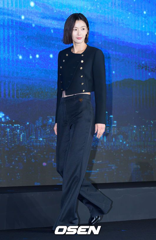 [OSEN=이대선 기자] 2일 서울 종로구 포시즌스 호텔 서울에서 디즈니+ 오리지널 시리즈 '북극성' 제작발표회가 열렸다.'북극성'은 유엔대사로서 국제적 명성을 쌓아온 '문주(전지현 분)'가 대통령 후보 피격 사건의 배후를 쫓는 가운데 그녀를 지켜야만 하는 국적불명의 특수요원 ‘산호(강동원 분)'와 함께 한반도를 위협하는 거대한 진실을 마주하는 이야기다.배우 전지현과 강동원이 포토타임을 가지고 있다. 2025.09.02 /sunday@osen.co.kr