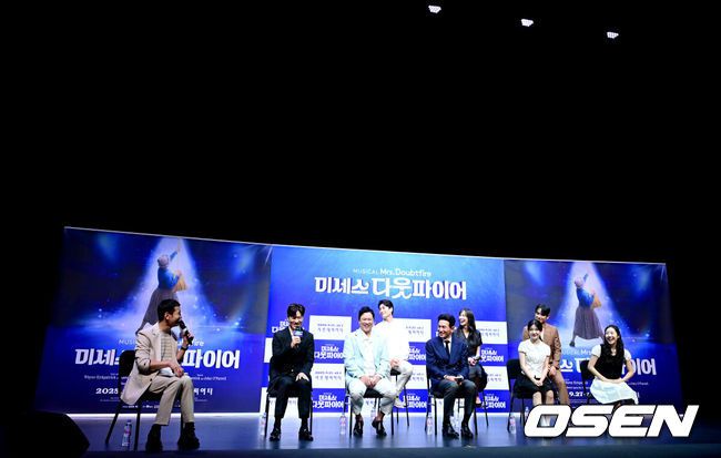 [OSEN=최규한 기자] 2일 오후 서울 서대문구 이화여자대학교 삼성홀에서 뮤지컬 ‘미세스 다웃파이어’ 제작발표회가 열렸다.뮤지컬 '미세스 다웃파이어'는 로빈 윌리엄스 주연의 동명 영화를 뮤지컬로 만든 작품으로 가족의 사랑을 그린 코미디 뮤지컬이다. 이혼한 다니엘이 유모 미세스 다웃파이어로 변장해 전 아내의 집으로 들어가 자녀들을 돌보면서 벌어지는 이야기를 그린다.배우 황정민, 정성화, 정상훈, 린아, 김다현, 이지훈, 김태희, 설가은이 사회자의 질문에 답하고 있다. 2025.09.02 / dreamer@osen.co.kr