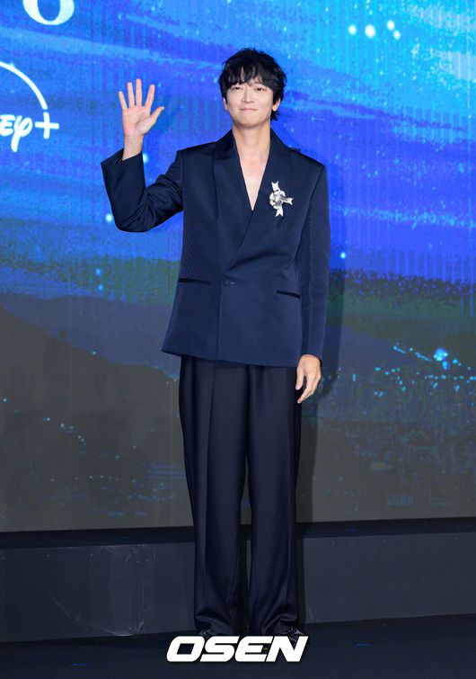 [OSEN=이대선 기자] 2일 서울 종로구 포시즌스 호텔 서울에서 디즈니+ 오리지널 시리즈 '북극성' 제작발표회가 열렸다.'북극성'은 유엔대사로서 국제적 명성을 쌓아온 '문주(전지현 분)'가 대통령 후보 피격 사건의 배후를 쫓는 가운데 그녀를 지켜야만 하는 국적불명의 특수요원 ‘산호(강동원 분)'와 함께 한반도를 위협하는 거대한 진실을 마주하는 이야기다.전 출연진이 포토타임을 가지고 있다. 2025.09.02 /sunday@osen.co.kr