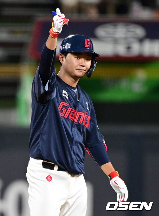 [OSEN=수원, 조은정 기자]3일 오후 수원KT위즈파크에서 ‘2025 신한 SOL BANK KBO리그’ KT 위즈와 롯데 자이언츠의 경기가 진행됐다.이날 경기에 KT는 헤이수스, 롯데는 감보아를 선발투수로 내세웠다. 4회초 2사 롯데 손호영이 2루타 세리머니를 하고 있다. 2025.09.03 /cej@osen.co.kr