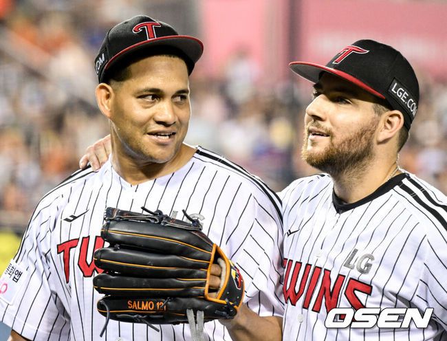 [OSEN=잠실, 조은정 기자]9일 오후 서울 잠실구장에서 ‘2025 신한 SOL Bank KBO리그’ LG 트윈스와 한화 이글스의 경기가 열렸다.LG는 치리노스, 한화는 엄상백을 선발로 내세웠다.5회초 무실점으로 이닝을 마친 LG 치리노스가 오스틴과 기뻐하고 있다. 2025.08.09 /cej@osen.co.kr