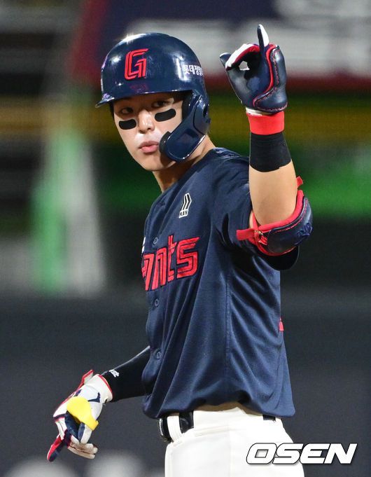 [OSEN=수원, 조은정 기자]3일 오후 수원KT위즈파크에서 ‘2025 신한 SOL BANK KBO리그’ KT 위즈와 롯데 자이언츠의 경기가 진행됐다.이날 경기에 KT는 헤이수스, 롯데는 감보아를 선발투수로 내세웠다. 7회초 2사 2,3루 롯데 한태양이 역전 2타점 적시타를 날린 뒤 KT 실책을 틈타 2루를 밟은 뒤 세리머니를 하고 있다. 2025.09.03 /cej@osen.co.kr