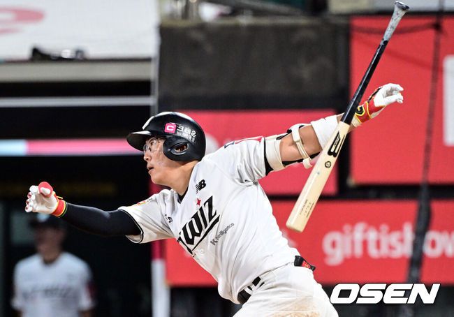 [OSEN=수원, 조은정 기자]3일 오후 수원KT위즈파크에서 ‘2025 신한 SOL BANK KBO리그’ KT 위즈와 롯데 자이언츠의 경기가 진행됐다.이날 경기에 KT는 헤이수스, 롯데는 감보아를 선발투수로 내세웠다. 4회말 1사 KT 허경민이 안타를 날리고 있다. 개인 통산 8시즌 연속 100안타 기록. 2025.09.03 /cej@osen.co.kr