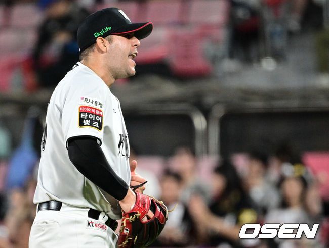 [OSEN=수원, 조은정 기자]3일 오후 수원KT위즈파크에서 ‘2025 신한 SOL BANK KBO리그’ KT 위즈와 롯데 자이언츠의 경기가 진행됐다.이날 경기에 KT는 헤이수스, 롯데는 감보아를 선발투수로 내세웠다. 6회초 무실점으로 이닝을 막아낸 KT 헤이수스가 포효하고 있다. 2025.09.03 /cej@osen.co.kr