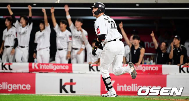 [OSEN=수원, 조은정 기자]3일 오후 수원KT위즈파크에서 ‘2025 신한 SOL BANK KBO리그’ KT 위즈와 롯데 자이언츠의 경기가 진행됐다.이날 경기에 KT는 헤이수스, 롯데는 감보아를 선발투수로 내세웠다. 6회말 2사 2루 KT 장성우가 투런 홈런을 날리고 있다. 2025.09.03 /cej@osen.co.kr