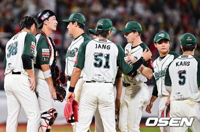 [OSEN=수원, 박준형 기자] 프로야구 KT 위즈가KIA 타이거즈를 꺾고 전날 패배를 설욕했다.KT는 30일 수원 KT위즈파크에서 열린 2025 KBO리그KIA와 경기에서 8-2로 승리했다.경기종료 후 KT 선수들이 승리의 기쁨을 나누고 있다.  2025.08.30 / soul1014@osen.co.kr