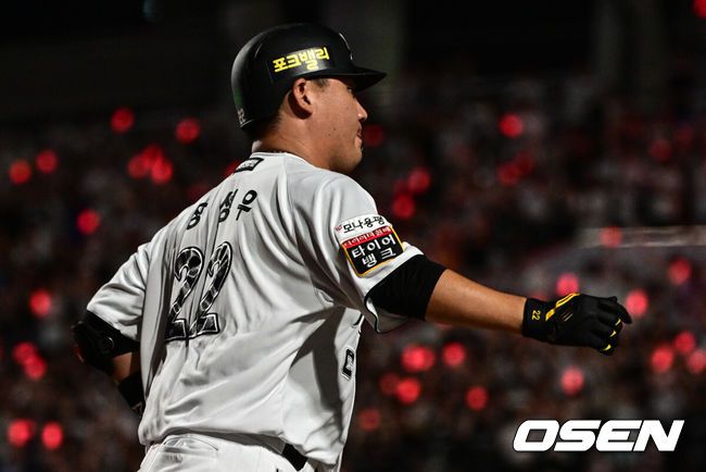 [OSEN=수원, 조은정 기자]3일 오후 수원KT위즈파크에서 ‘2025 신한 SOL BANK KBO리그’ KT 위즈와 롯데 자이언츠의 경기가 진행됐다.이날 경기에 KT는 헤이수스, 롯데는 감보아를 선발투수로 내세웠다. 6회말 2사 2루 KT 장성우가 투런 홈런을 날린 뒤 베이스를 돌고 있다. 5회 솔로 홈런에 이은 연타석 홈런. 2025.09.03 /cej@osen.co.kr