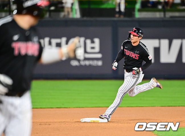 [OSEN=수원, 박준형 기자]  4일 오후 수원 KT 위즈 파크에서 ‘2025 신한 SOL BANK KBO리그’ KT 위즈와 LG 트윈스의 경기가 진행됐다. 이날 경기 KT는 문용익을, LG는 송승기를 선발투수로 내세웠다.6회초 1사 1루 LG 오지환이 동점 2점 홈런을 날린뒤 베이스를 돌고 있다.   2025.09.04 / soul1014@osen.co.kr