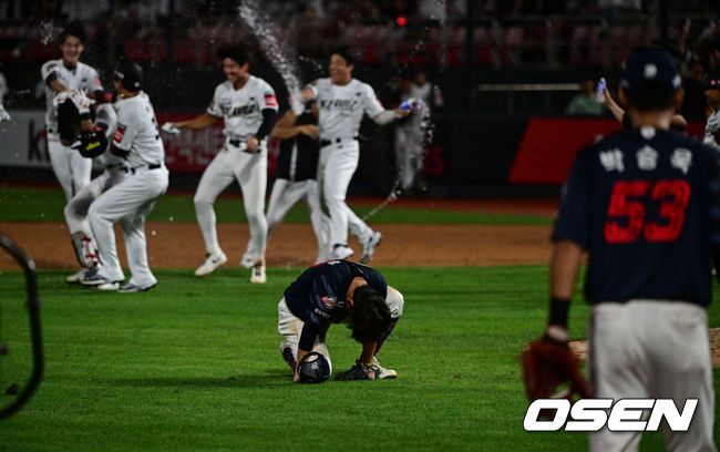 [OSEN=수원, 조은정 기자]KT가 난타전 끝 롯데를 잡고 5강권에 진입했다.프로야구 KT 위즈는 3일 수원KT위즈파크에서 열린 2025 신한 SOL뱅크 KBO리그 롯데 자이언츠와의 시즌 마지막 맞대결(16차전)에서 9-8 짜릿한 끝내기승리를 거뒀다.9회말 1사 만루 롯데 3루수 박찬형이 KT 장진혁 땅볼 때 악송구로 끝내기 주자의 득점을 내준 뒤 아쉬워하고 있다. 2025.09.03 /cej@osen.co.kr