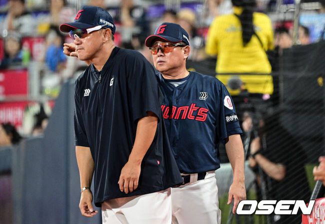 [OSEN=수원, 조은정 기자]3일 오후 수원KT위즈파크에서 ‘2025 신한 SOL BANK KBO리그’ KT 위즈와 롯데 자이언츠의 경기가 진행됐다.이날 경기에 KT는 헤이수스, 롯데는 감보아를 선발투수로 내세웠다. 9회말 롯데 김태형 감독이 교체를 지시하고 있다. 2025.09.03 /cej@osen.co.kr