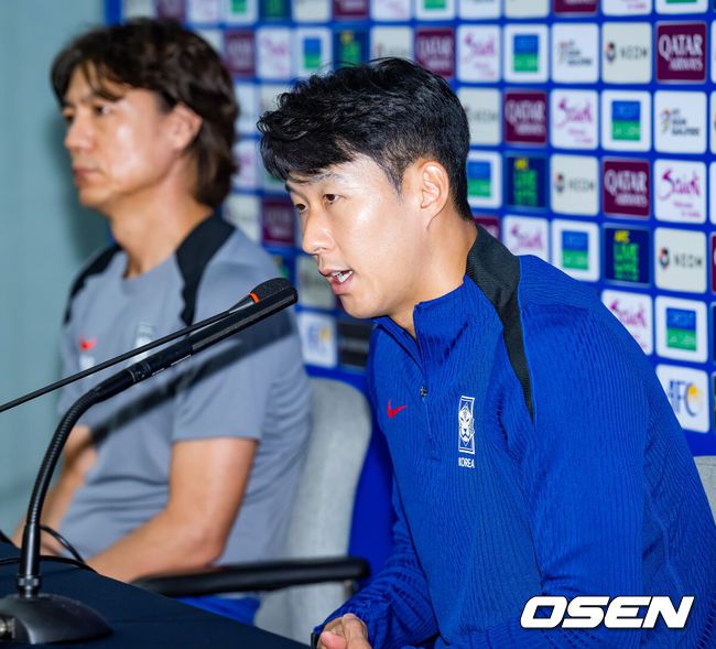 [OSEN=서울월드컵경기장, 민경훈 기자] 홍명보 감독이 이끄는 한국 축구대표팀이 4일 오후 서울월드컵경기장에서 2026 국제축구연맹(FIFA) 북중미 월드컵 3차 예선을 앞두고 훈련에 앞서 기자회견을 가졌다.한국은 9월 5일 오후 8시 서울월드컵경기장에서 팔레스타인과 1차전을 치른다. 이후 10일 오후 11시 오만 무스카트의 술탄 카부스 스포츠 콤플렉스에서 오만과 2차전 원정 경기를 펼친다.홍명보 감독과 손흥민이 기자회견에 참석한 가운데 손흥민이 발언을 하고 있다. 2024.09.04 / rumi@osen.co.kr