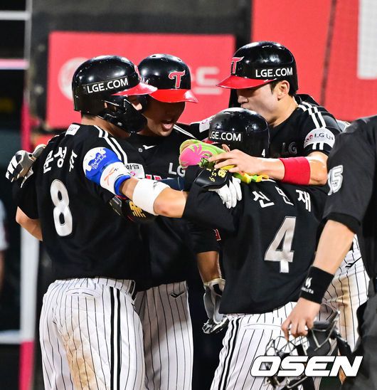 [OSEN=수원, 박준형 기자]  4일 오후 수원 KT 위즈 파크에서 ‘2025 신한 SOL BANK KBO리그’ KT 위즈와 LG 트윈스의 경기가 진행됐다. 이날 경기 KT는 문용익을, LG는 송승기를 선발투수로 내세웠다.8회초 1사 만루 LG 문성주가 역전 만루홈런을 날리고 동료들과 기뻐하고 있다.  2025.09.04 / soul1014@osen.co.kr