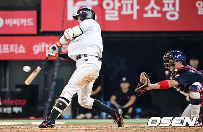 [OSEN=수원, 조은정 기자]3일 오후 수원KT위즈파크에서 ‘2025 신한 SOL BANK KBO리그’ KT 위즈와 롯데 자이언츠의 경기가 진행됐다.이날 경기에 KT는 헤이수스, 롯데는 감보아를 선발투수로 내세웠다. 4회말 1사 KT 허경민이 안타를 날리고 있다. 개인 통산 8시즌 연속 100안타 기록. 2025.09.03 /cej@osen.co.kr