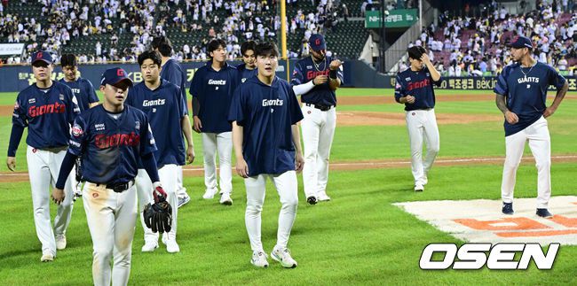 [OSEN=잠실, 최규한 기자] 21일 서울 잠실야구장에서 ‘2025 신한 SOL Bank KBO리그’ LG 트윈스와 롯데 자이언츠의 경기가 열렸다.이날 경기는 연장 11회 접전 끝에 6-6 무승부로 마무리됐다.경기를 마치고 롯데 선수들이 팬들에게 인사한 뒤 그라운드를 나서고 있다. 2025.08.21 / dreamer@osen.co.kr
