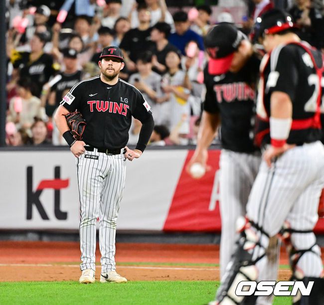 [OSEN=수원, 박준형 기자]  4일 오후 수원 KT 위즈 파크에서 ‘2025 신한 SOL BANK KBO리그’ KT 위즈와 LG 트윈스의 경기가 진행됐다. 이날 경기 KT는 문용익을, LG는 송승기를 선발투수로 내세웠다.6회말 무사 1,2루 KT 황재균의 내야땅볼때 오스틴 1루수가 송구실책하며 1실점 허용한뒤 아쉬워하고 있다. .   2025.09.04 / soul1014@osen.co.kr