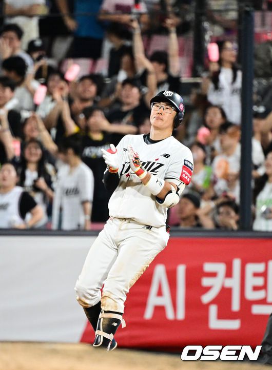 [OSEN=수원, 조은정 기자]3일 오후 수원KT위즈파크에서 ‘2025 신한 SOL BANK KBO리그’ KT 위즈와 롯데 자이언츠의 경기가 진행됐다.이날 경기에 KT는 헤이수스, 롯데는 감보아를 선발투수로 내세웠다. 9회말 1사 1루 KT 허경민이 안타를 날린 뒤 기뻐하고 있다. 2025.09.03 /cej@osen.co.kr