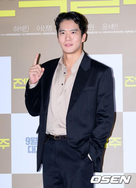 [OSEN=이대선 기자] 5일 서울 송파구 롯데시네마 월드타워점에서 영화 '전력질주' 언론시사회가 열렸다.영화 ‘전력질주’(감독 이승훈)는 현재를 달리는 남자와 미래를 달리는 남자, 시간을 달리는 그들의 완벽한 엔딩을 위한 전력질주를 그린 러닝드라마로 오는 9월 10일 롯데시네마에서 단독 개봉한다.배우 하석진이 포토타임을 가지고 있다. 2025.09.05 /sunday@osen.co.kr