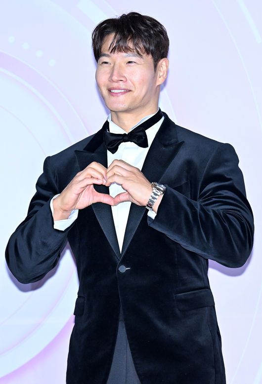 [OSEN=민경훈 기자] 17일 오후 서울 마포구 SBS 프리즘타워에서 '2022 SBS 연예대상' 포토월 행사가 진행됐다.런닝맨 팀의 김종국이 포토월에서 포즈를 취하고 있다. 2022.12.17 /rumi@osen.co.kr