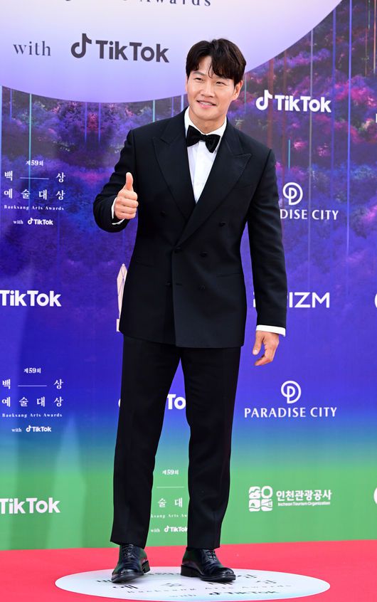 [OSEN=인천, 지형준 기자] 28일 오후 인천 중구 운서동 파라다이스시티에서 제59회 백상예술대상이 열렸다.가수 김종국이 레드카펫을 밟고 있다. 2023.04.28 /jpnews@osen.co.kr