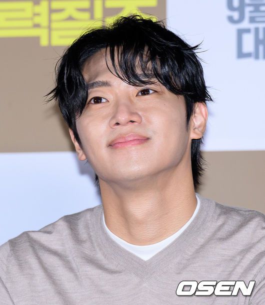 [OSEN=이대선 기자] 5일 서울 송파구 롯데시네마 월드타워점에서 영화 '전력질주' 언론시사회가 열렸다.영화 ‘전력질주’(감독 이승훈)는 현재를 달리는 남자와 미래를 달리는 남자, 시간을 달리는 그들의 완벽한 엔딩을 위한 전력질주를 그린 러닝드라마로 오는 9월 10일 롯데시네마에서 단독 개봉한다.배우 이신영이 취재진의 질문을 듣고 있다. 2025.09.05 /sunday@osen.co.kr