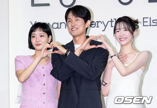 [OSEN=이대선 기자] 5일 서울 중구 엠베서더 서울 풀만 호텔에서 넷플릭스 시리즈 '은중과 상연' 제작발표회가 열렸다. '은중과 상연'은 매 순간 서로를 가장 좋아하고 동경하며, 또 질투하고 미워하며 일생에 걸쳐 얽히고설킨 두 친구, 은중과 상연의 모든 시간들을 마주하는 이야기를 그린 넷플릭스 시리즈다. 배우 김고은, 조영민 감독, 박지현이 포토타임을 가지고 있다. 2025.09.05 /sunday@osen.co.kr