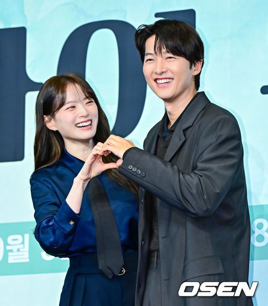 [OSEN=지형준 기자] 4일 오후 서울 구로구 신도림동 더링크서울 호텔에서 JTBC새 금요시리즈‘마이 유스’ 제작발표회가 열렸다.오는5일첫 방송되는‘마이 유스’(극본 박시현,연출 이상엽·고혜진)는 남들보다 늦게 평범한 삶을 시작한 선우해(송중기 분)와 뜻하지 않게 첫사랑의 평온을 깨뜨려야 하는 성제연(천우희 분)의 감성 로맨스를 그린다.배우 천우희, 송중기가 포토타임을 하고 있다. 2025.09.04 /jpnews@osen.co.kr
