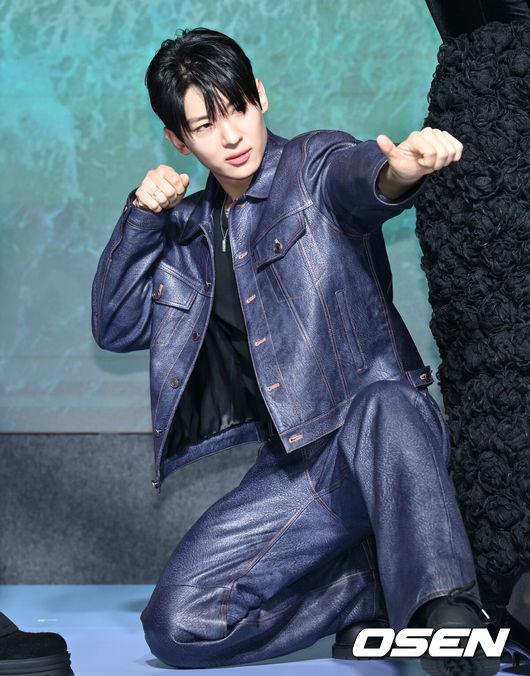 [OSEN=조은정 기자]넷플릭스 오리지널 '솔로지옥4’ 제작발표회가 8일 서울 마포구 호텔 나루 엠갤러리에서 열렸다.‘솔로지옥4’는 커플이 되어야만 나갈 수 있는 외딴 섬, ‘지옥도’에서 펼쳐질 솔로들의 솔직하고 화끈한 데이팅 리얼리티쇼다.덱스가 포즈를 취하고 있다. 2025.01.08. /cej@osen.co.kr