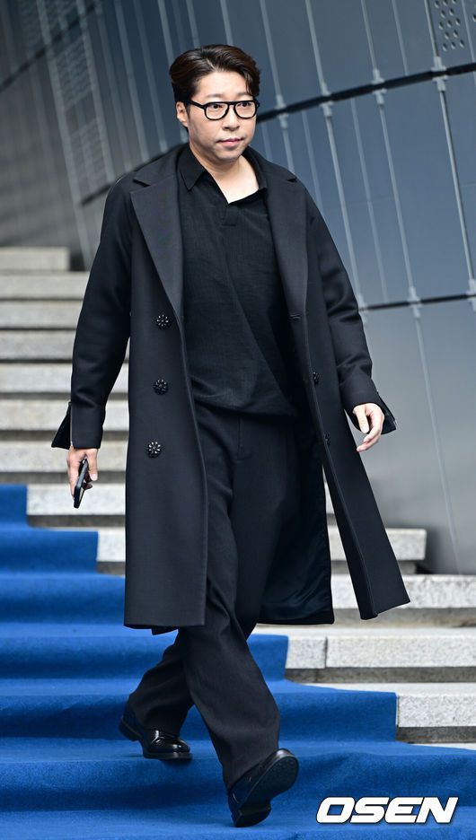 [OSEN=최규한 기자] 7일 서울 동대문디자인플라자(DDP)에서 '2025 S/S 서울패션위크’가 열렸다. 2025년 봄/여름 K-패션 트렌드를 한눈에 만나 볼 수 있는 서울패션위크는 7일까지 계속된다.크리에이터 대도서관이 포토타임을 하고 있다. 2024.09.07 / dreamer@osen.co.kr