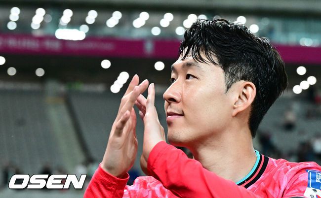 [OSEN=상암, 조은정 기자]대한민국 대표팀이 무려 15년 만에 패배 없이 최종예선을 마무리했다.홍명보 감독이 이끄는 대한민국축구 국가대표팀은 10일 서울월드컵경기장에서 열린2026 국제축구연맹(FIFA) 북중미 월드컵 아시아지역 최종예선 3차 예선 B조 10차전에서 쿠웨이트와 맞붙어 4-0으로 대승했다.대표팀 손흥민이 관중을 향해 인사를 하고 있다. 2025.06.10 /cej@osen.co.kr