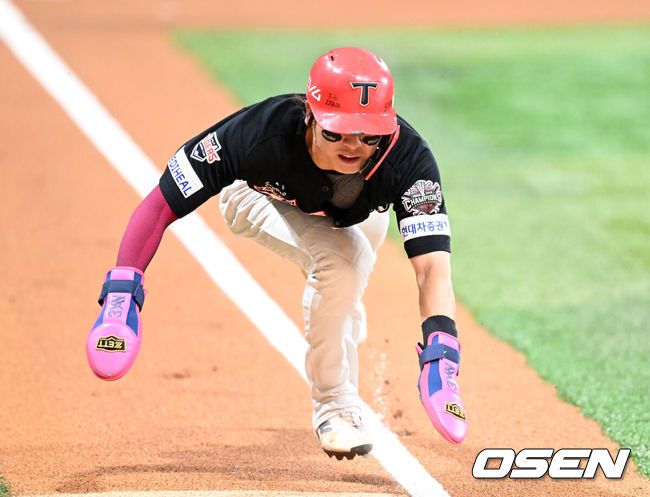 [OSEN=고척, 이대선 기자] 26일 오후 서울 고척스카이돔에서 2025 신한 SOL Bank KBO리그 키움 히어로즈와 KIA 타이거즈의 경기가 열렸다.키움은 하영민, KIA는 김건국을 선발 투수로 내세웠다.1회초 2사 3루에서 KIA 3루주자 박찬호가 키움 하영민의 폭투를 틈타 득점에 성공하고 있다. 2025.06.26 /sunday@osen.co.kr