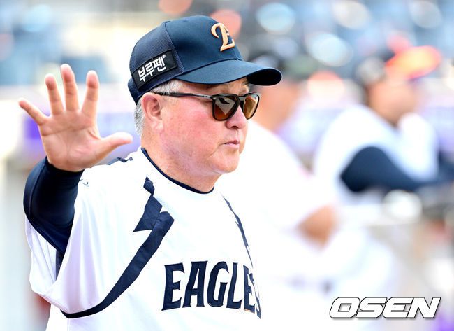 [OSEN=대전, 최규한 기자] 3일 대전 한화생명볼파크에서 ‘2025 신한 SOL Bank KBO리그’ 한화 이글스와 NC 다이노스의 경기가 열린다.홈팀 한화는 코디 폰세, 방문팀 NC는 신민혁을 선발로 내세운다.경기를 앞두고 진행된 훈련에서 한화 김경문 감독이 선수들에게 인사를 전하고 있다. 2025.09.03 / dreamer@osen.co.kr