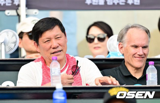 [OSEN=잠실, 박준형 기자] 15일 오후 서울 잠실구장에서 ‘2025 신한 SOL BANK KBO리그’ 두산 베어스와 KIA 타이거즈의 경기가 진행됐다.이날 두산은 잭로그를, KIA는 김도현을 선발투수로 내세웠다. KBO 허구연 총재가 관중석에서 경기를 관전하고 있다.   2025.08.15 / soul1014@osen.co.kr