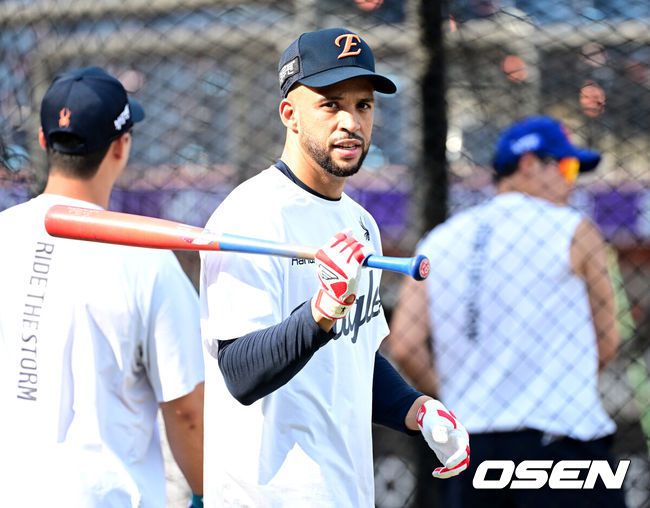 [OSEN=대전, 최규한 기자] 3일 대전 한화생명볼파크에서 ‘2025 신한 SOL Bank KBO리그’ 한화 이글스와 NC 다이노스의 경기가 열린다.홈팀 한화는 코디 폰세, 방문팀 NC는 신민혁을 선발로 내세운다.경기를 앞두고 진행된 훈련에서 한화 외국인타자 루이스 리베라토가 타격 훈련을 펼치고 있다. 2025.09.03 / dreamer@osen.co.kr